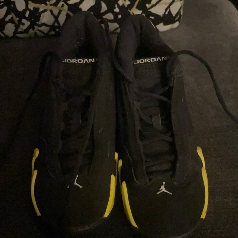 Air Jordan retro thunder 14 size 7y which is men 7
